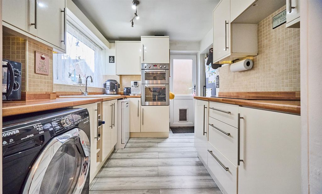 Property photo 3 of 10 Fitted Kitchen