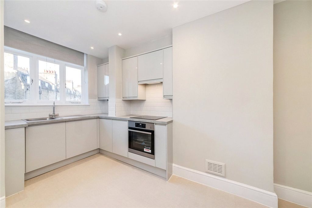 Property photo 3 of 9 Kitchen