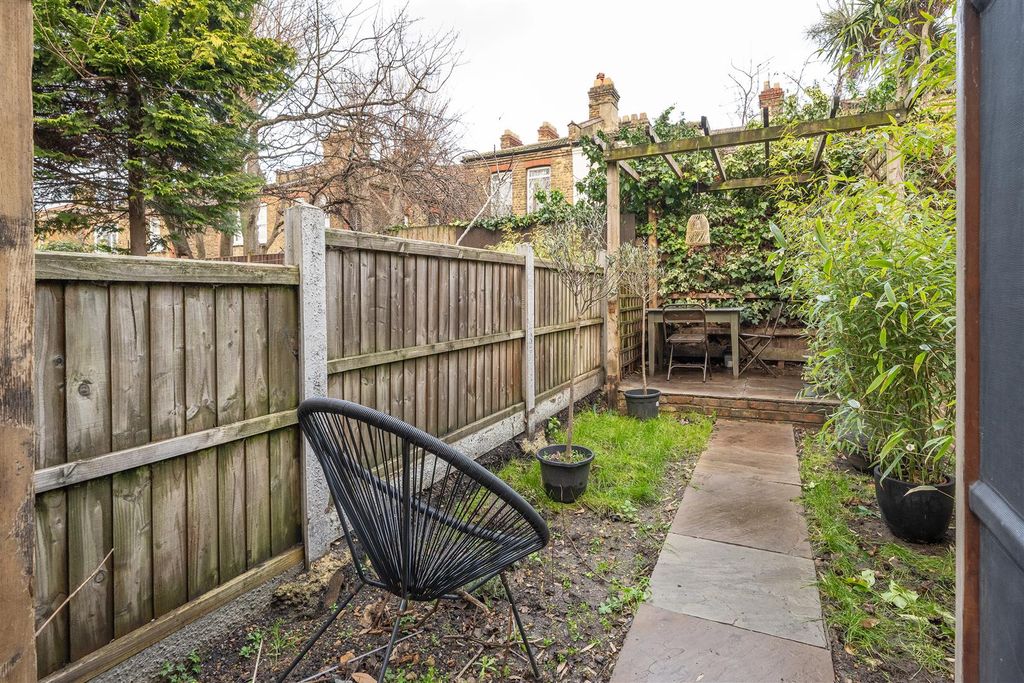 Property photo 3 of 23 Perth Road, E10