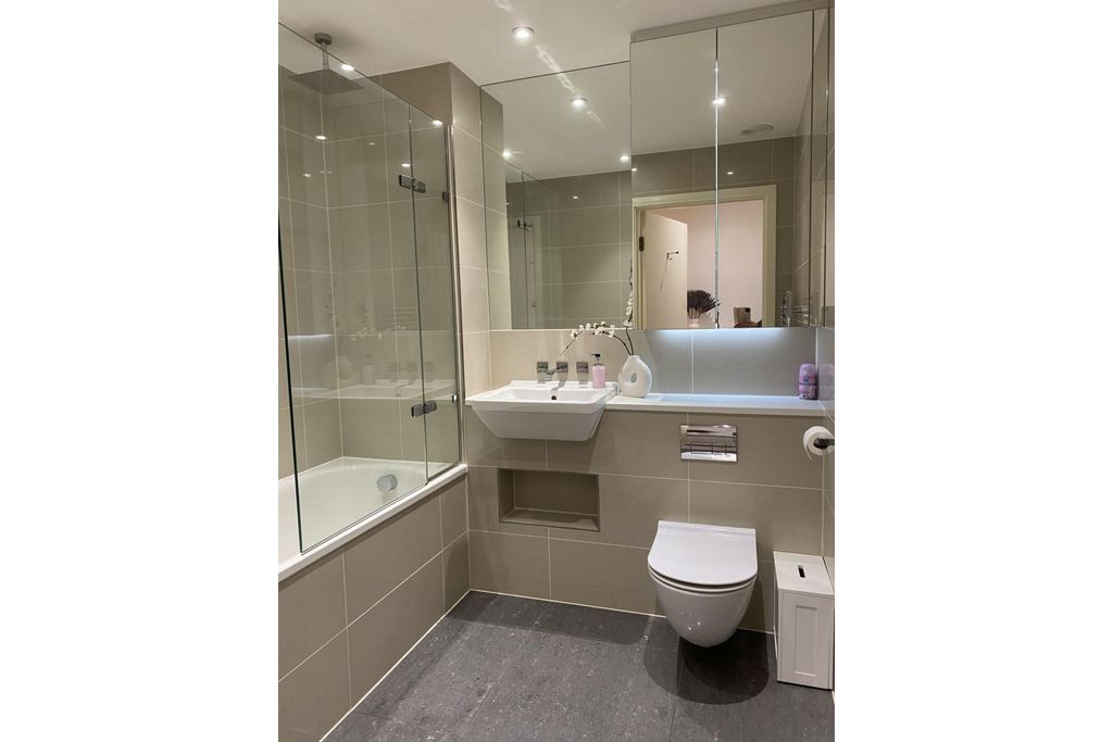 Property photo 3 of 16 Bathroom