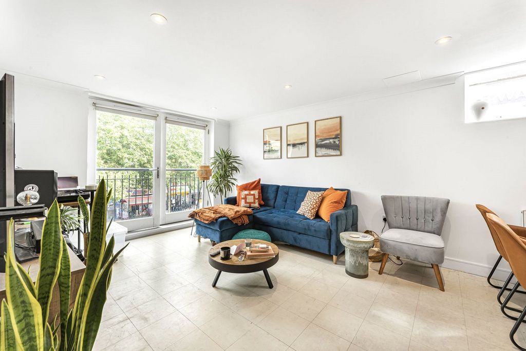 Property photo 2 of 10 Reception/Kitchen