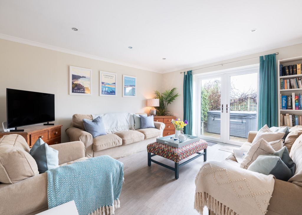 Property photo 1 of 13 2 Trelawney Court
