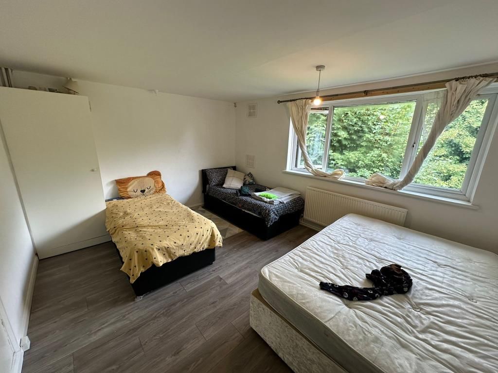 Property photo 2 of 6 Bedroom