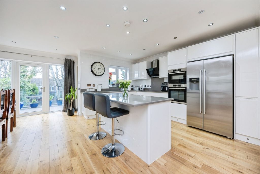 Property photo 3 of 31