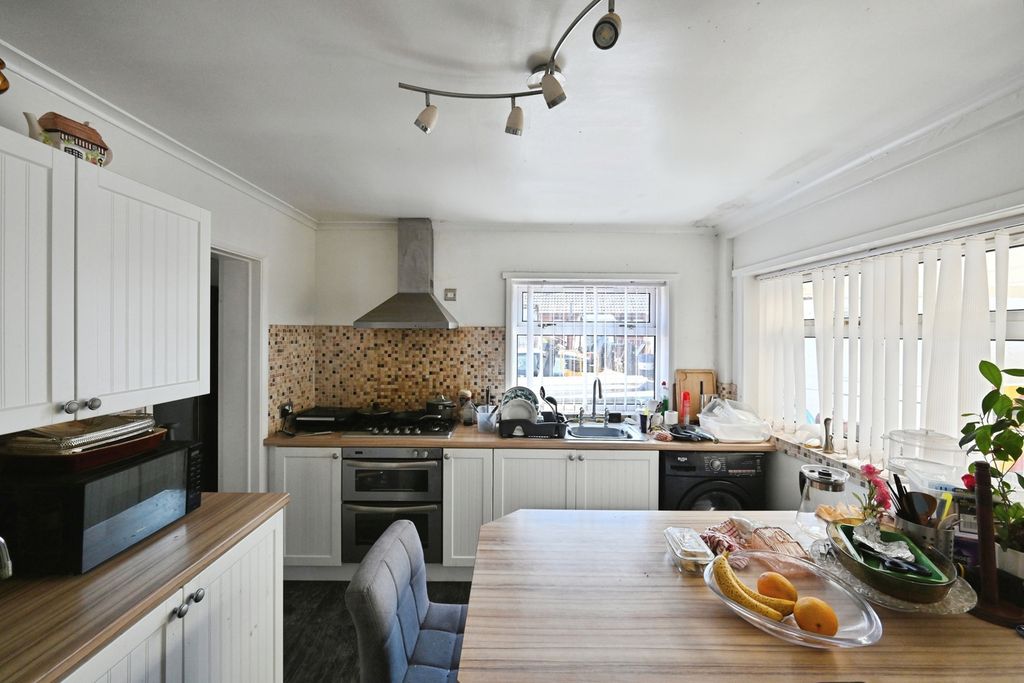 Property photo 3 of 17 Kitchen