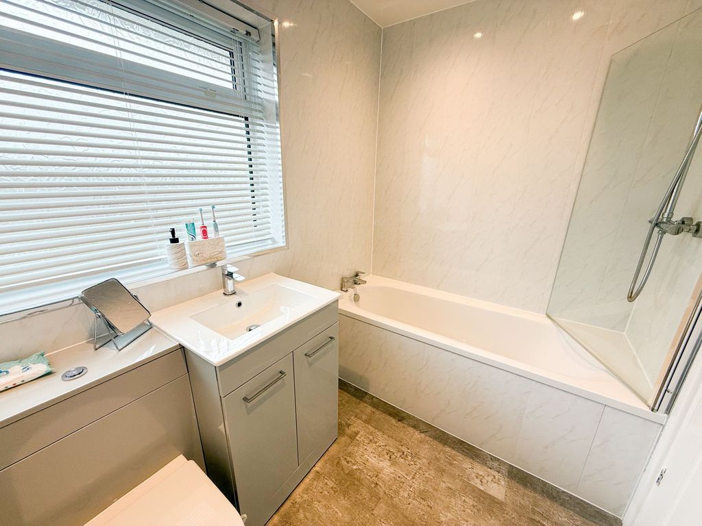 Property photo 3 of 11 Bathroom