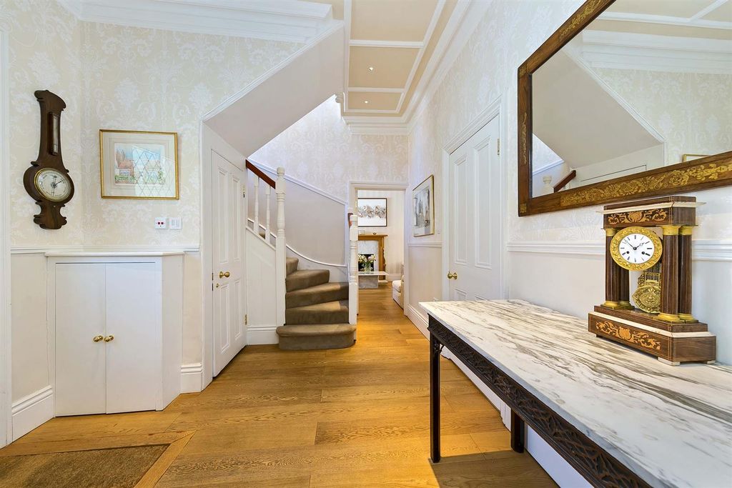 Property photo 2 of 17 8 Blenheim Road-Hall - Lr.Jpg