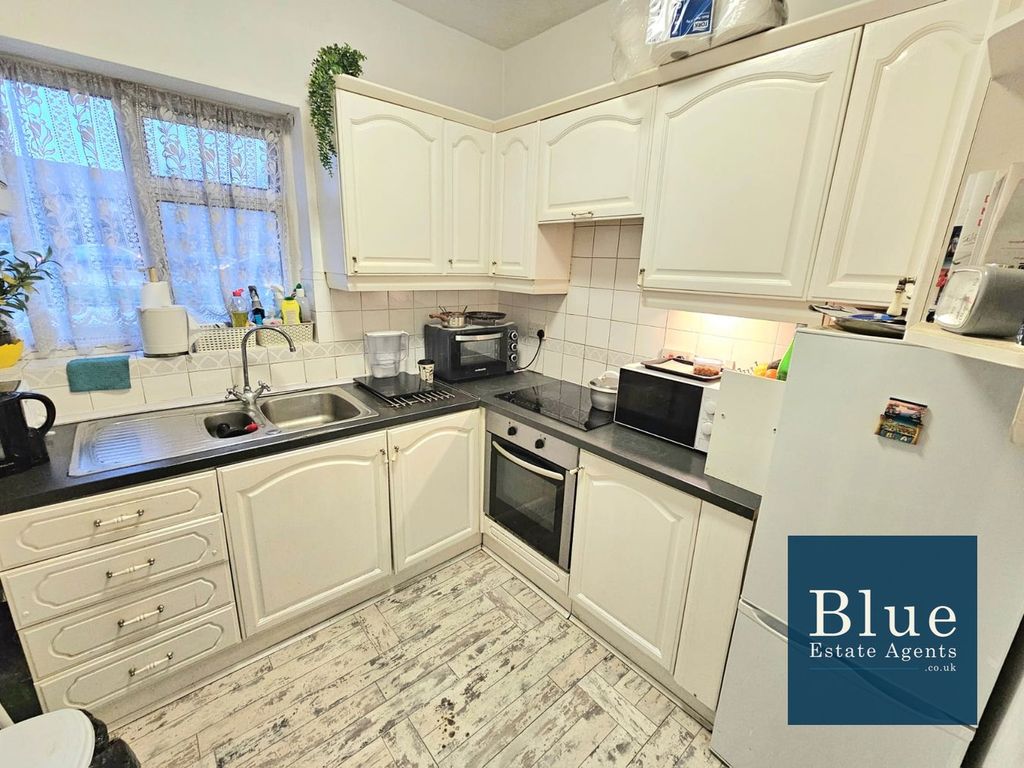 Property photo 2 of 11 Kitchen