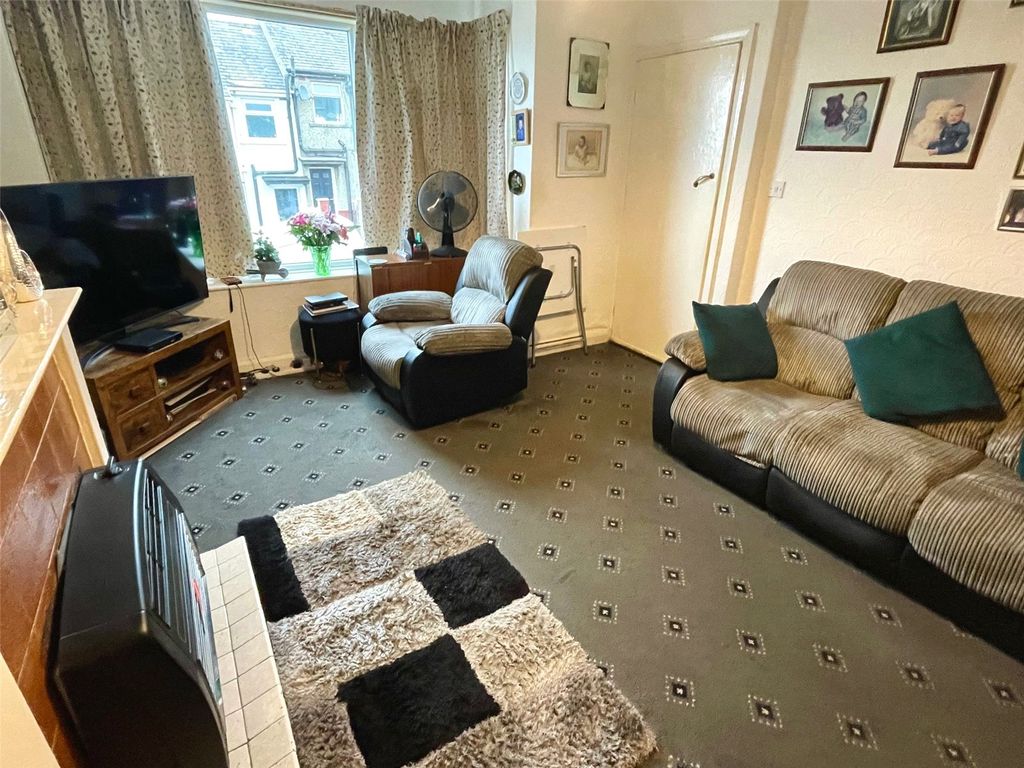 Property photo 3 of 14 Lounge