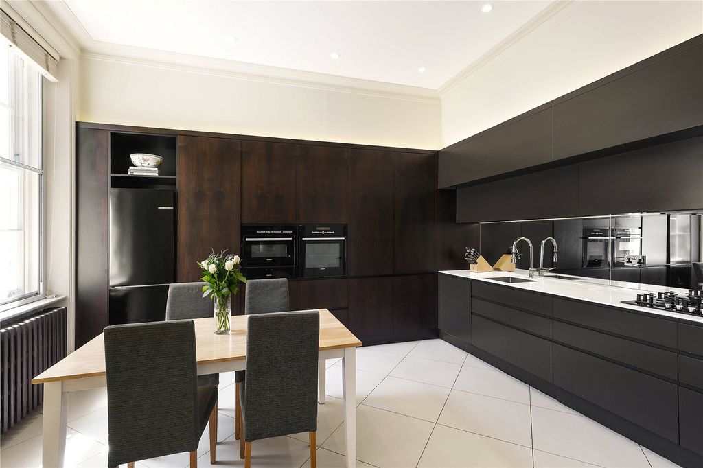 Property photo 1 of 10 Kitchen