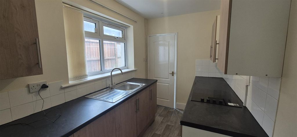 Property photo 3 of 12 Kitchen