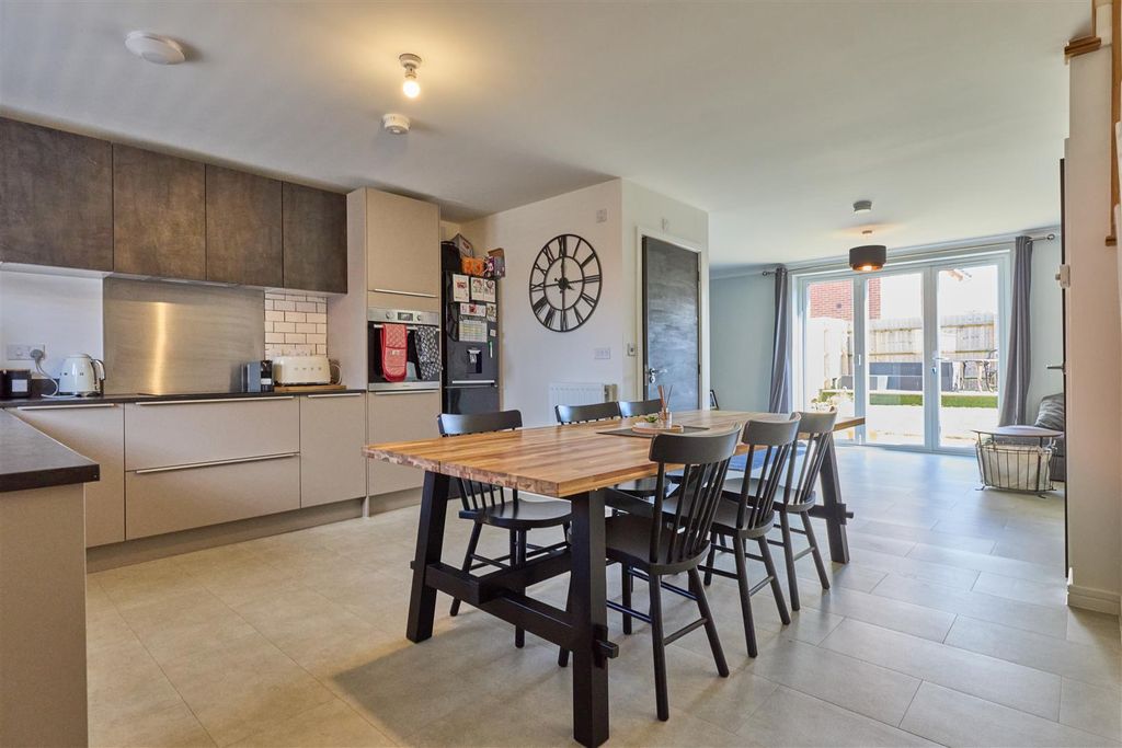 Property photo 2 of 16 Westfield Ave_7.Jpg