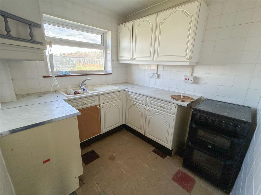 Property photo 3 of 9 Kitchen