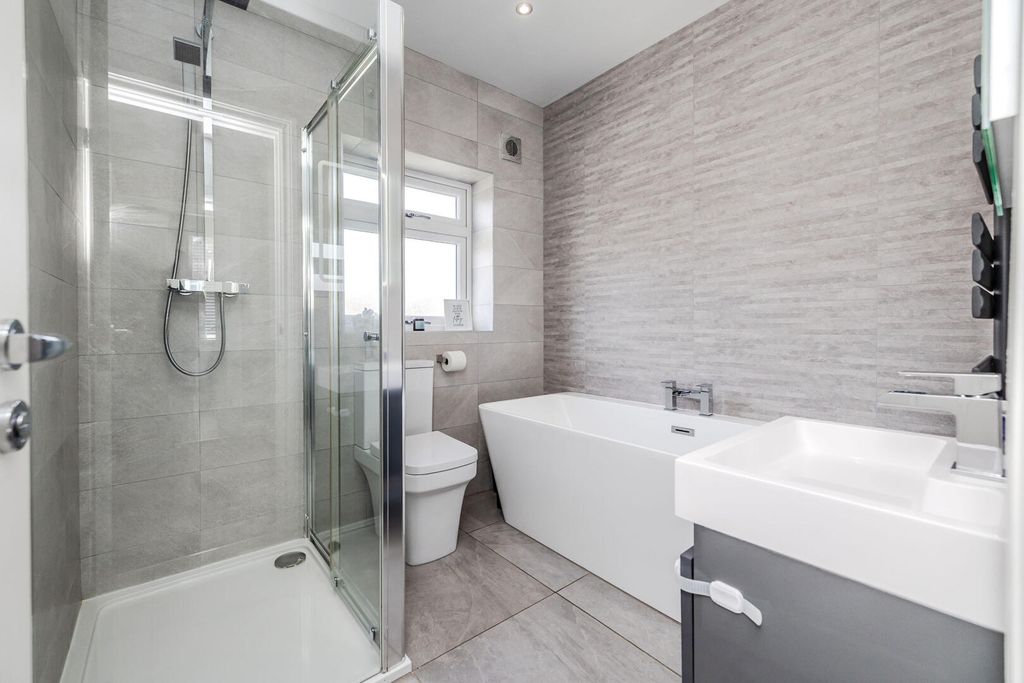 Property photo 3 of 39 Bathroom