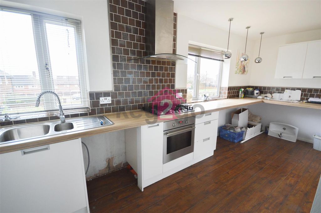 Property photo 3 of 13 Kitchen