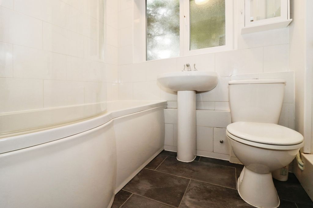 Property photo 3 of 17 Bathroom