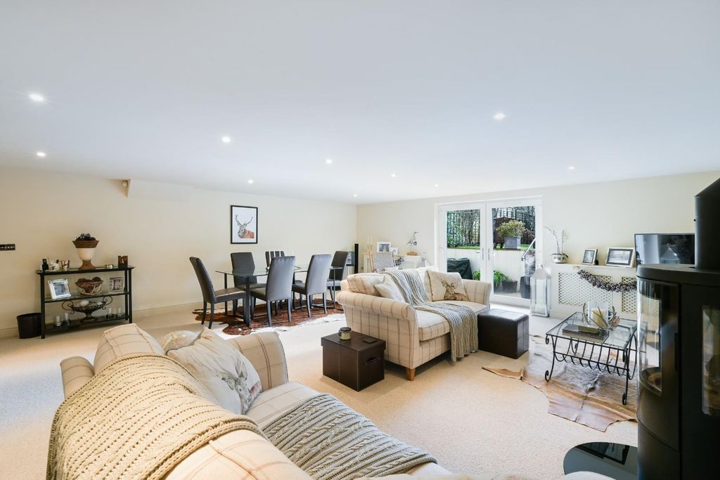 Property photo 3 of 27 Kingswood Road
