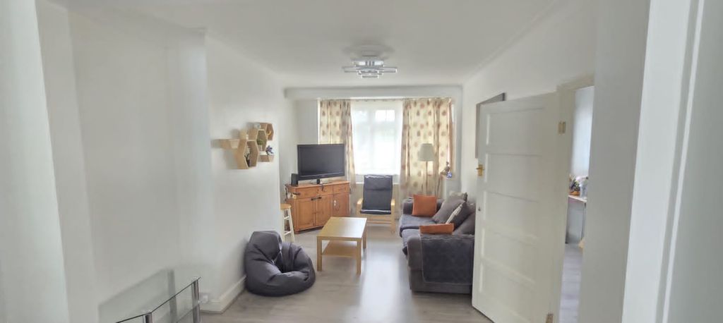 Property photo 1 of 21 4 Bed Terraced House To Rent Heatherdene Close, Mitcham Cr4