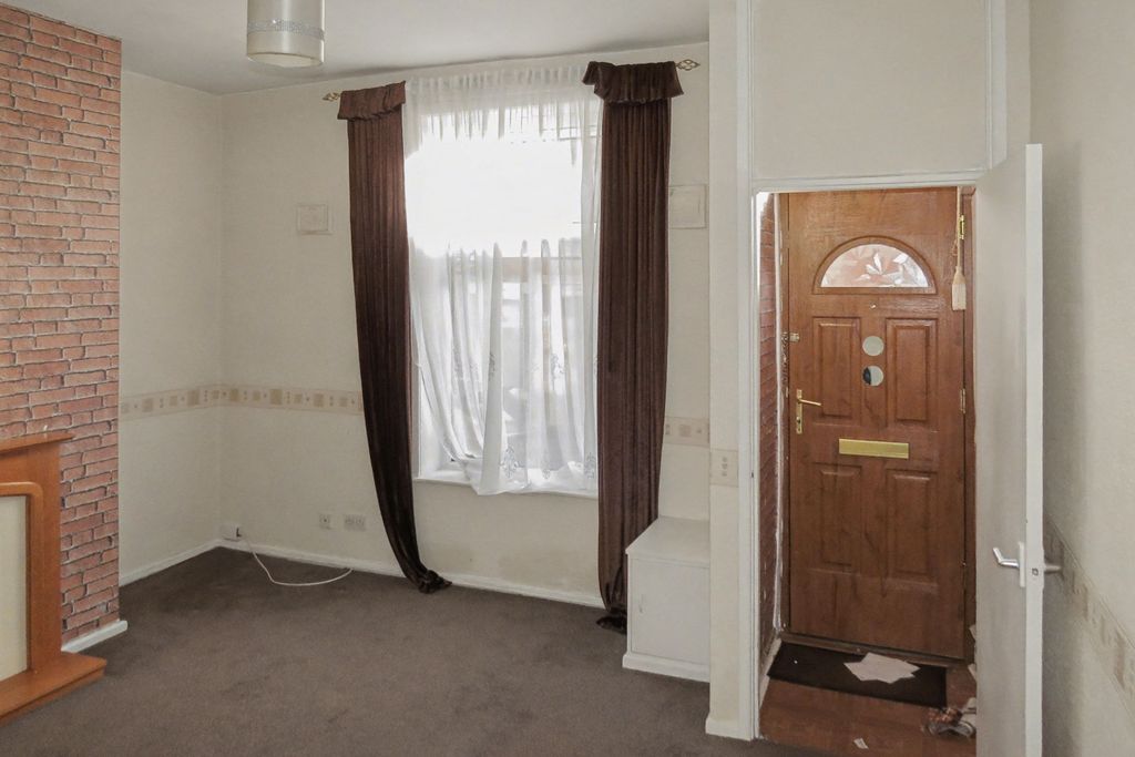 Property photo 2 of 15 116 Johnston Street, Blackburn, Lancashire, Bb2 1Hy