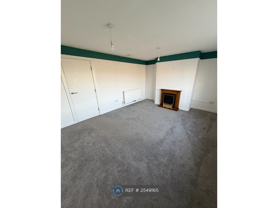 Property photo 3 of 8 Lounge