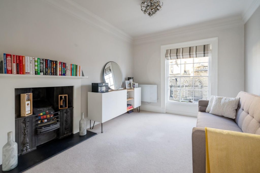 Property photo 2 of 10 Bedroom