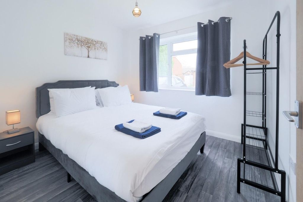 Property photo 2 of 18 Bedroom