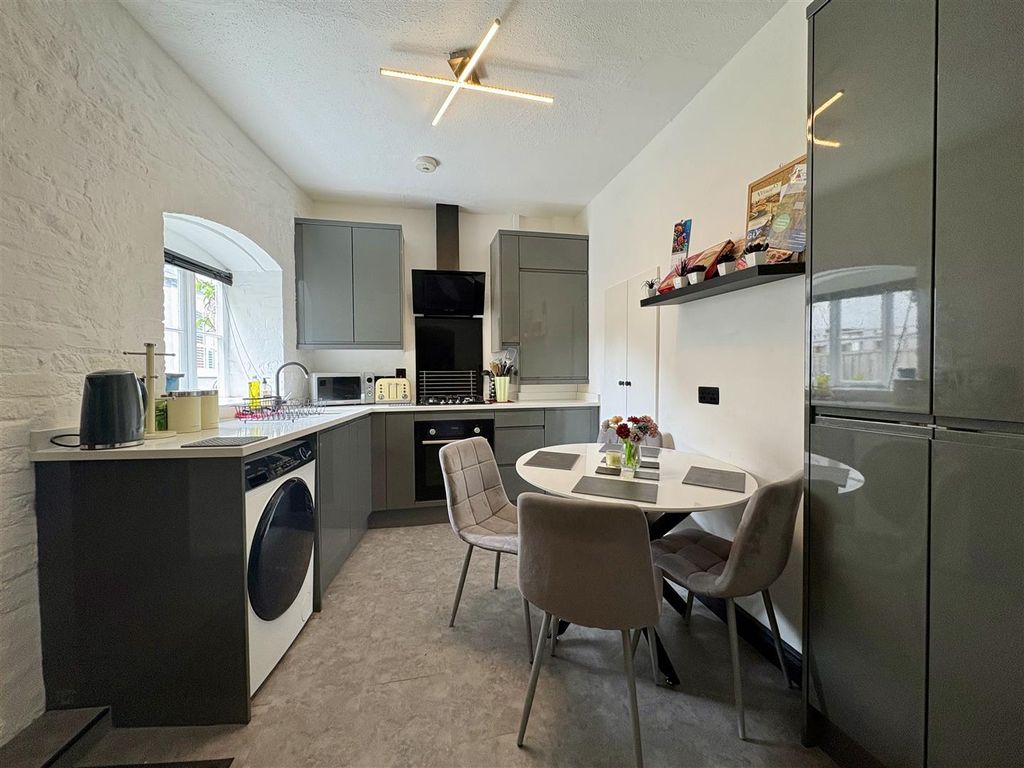 Property photo 2 of 10 Kitchen