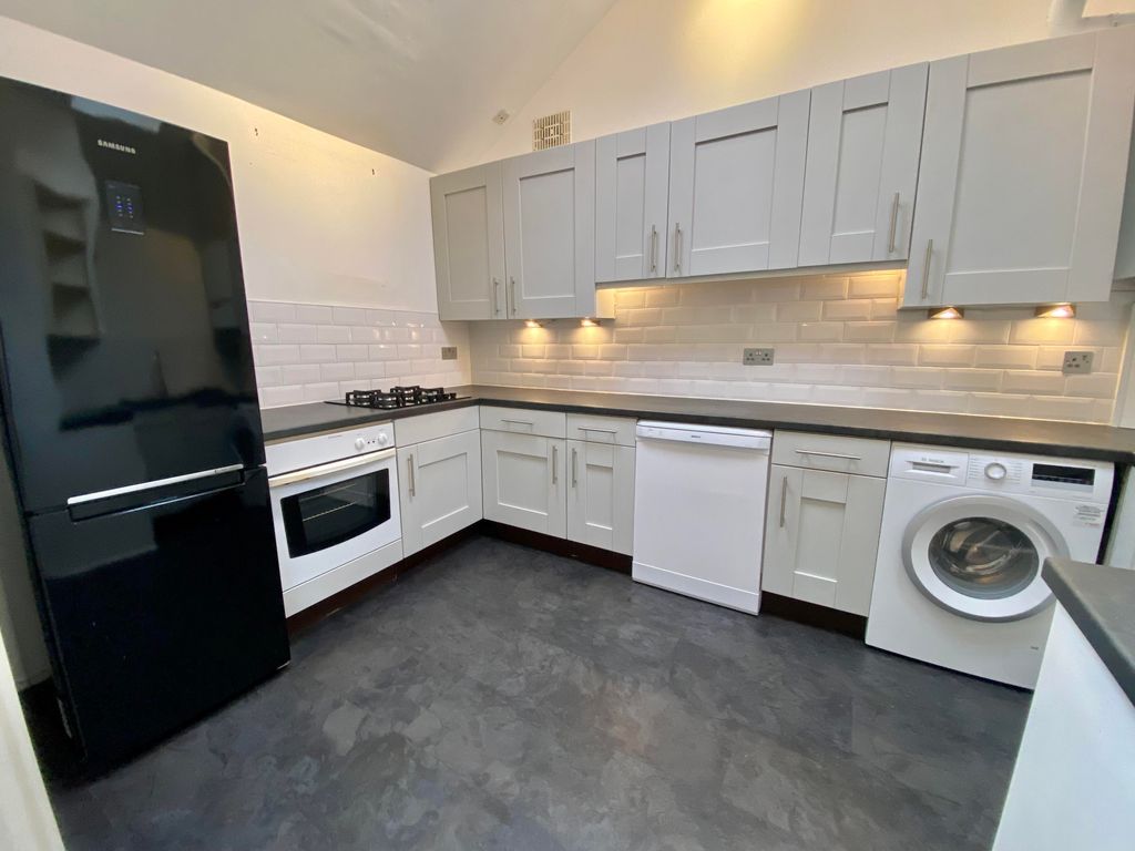 Property photo 3 of 9 Kitchen
