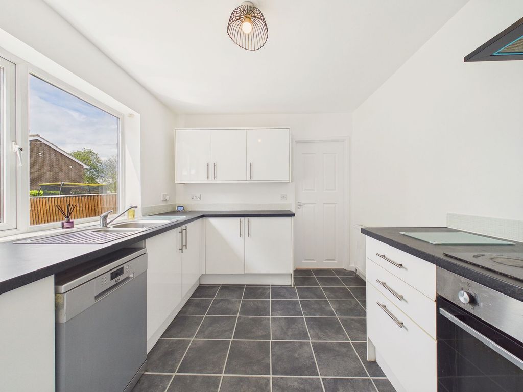 Property photo 3 of 12 Kitchen