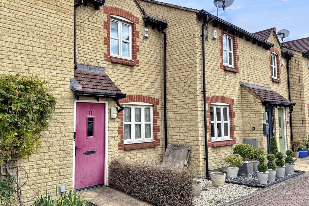 Property photo 2 of 3 11 Hardingham Close, Carterton, Oxfordshire Ox18 1Au