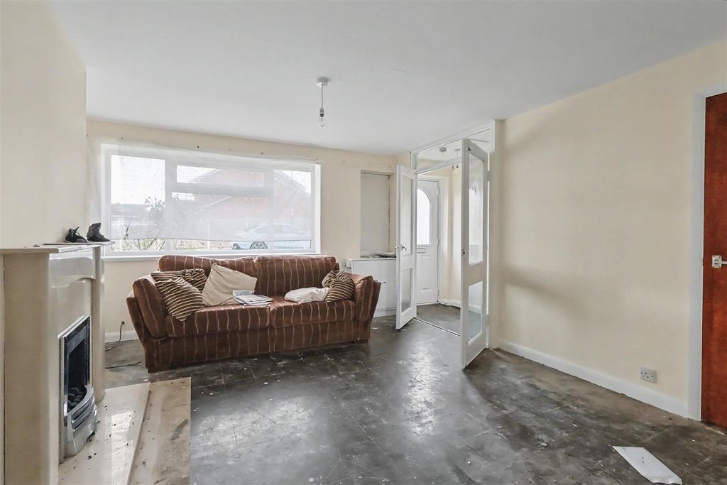 Property photo 3 of 10 Cernan Court Hempshill Vale, Nottingham, Ng6 7Ax