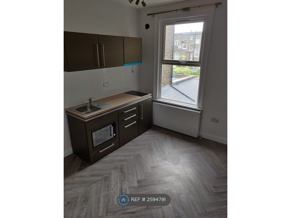 Property photo 1 of 6 Kitchenette