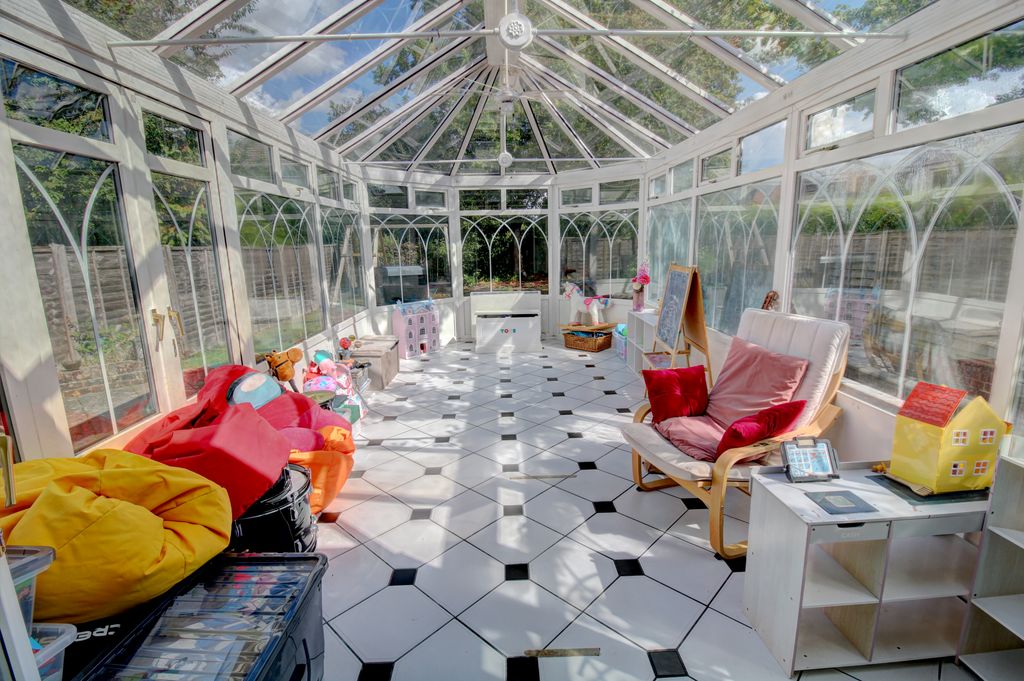 Property photo 3 of 18 Conservatory