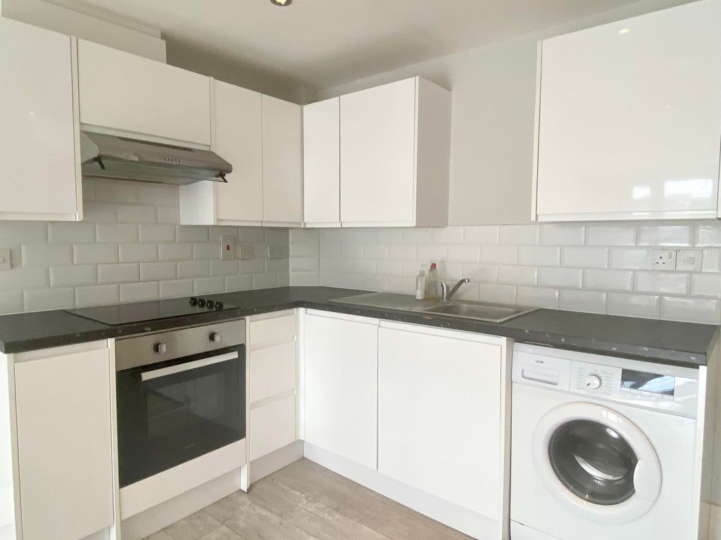 Property photo 3 of 11 Kitchen