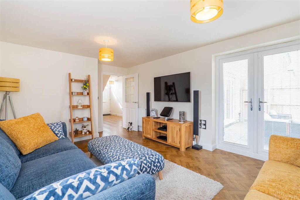 Property photo 3 of 36 Lounge