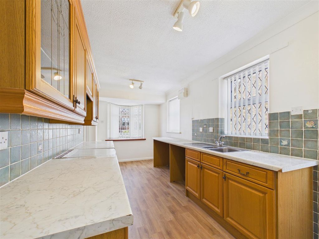 Property photo 3 of 11 Kitchen