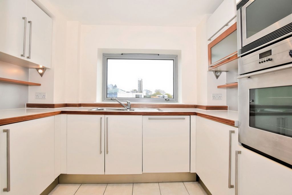 Property photo 3 of 10 Kitchen