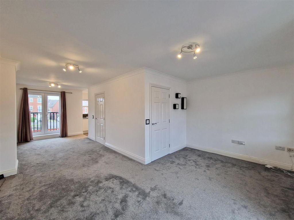 Property photo 3 of 14 Lounge/Dining Area