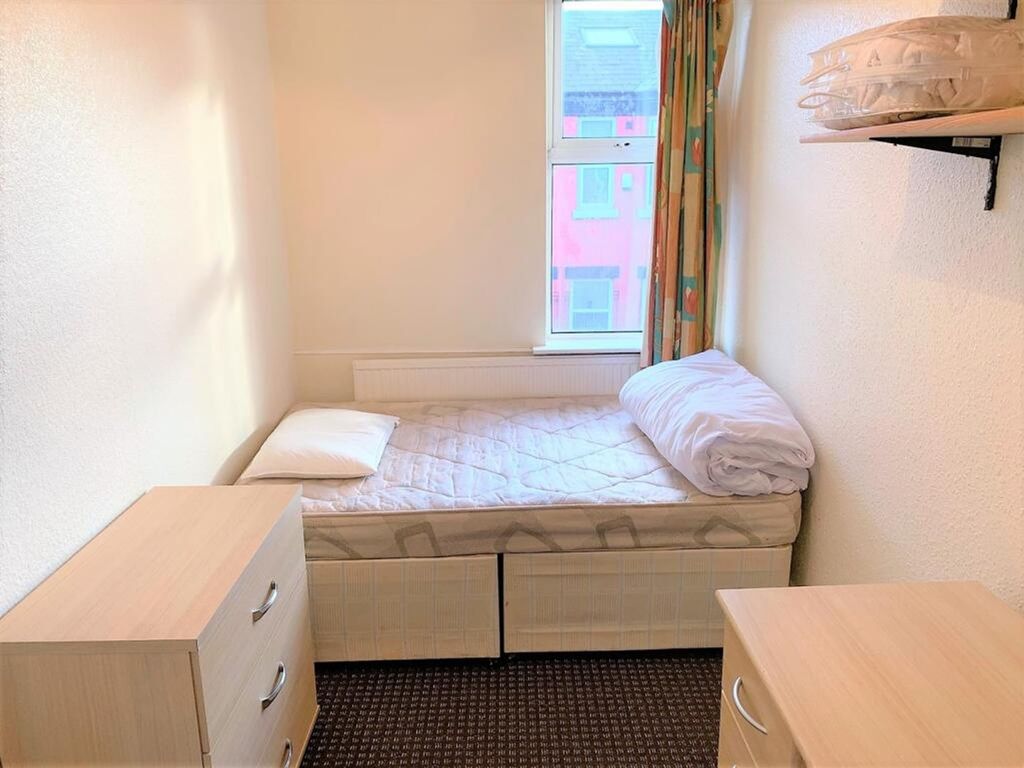 Property photo 3 of 12 This Cozy Single Bedroom Offers A Bright Atmospher...