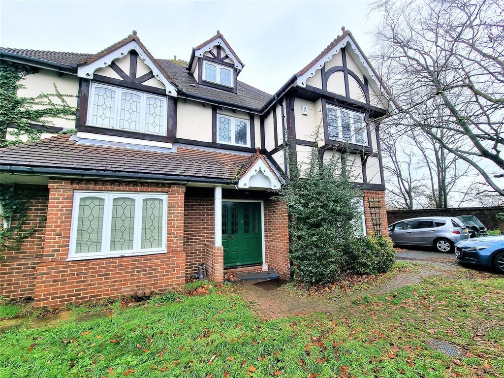 Property photo 1 of 8 Outside 1 (2).Jpg