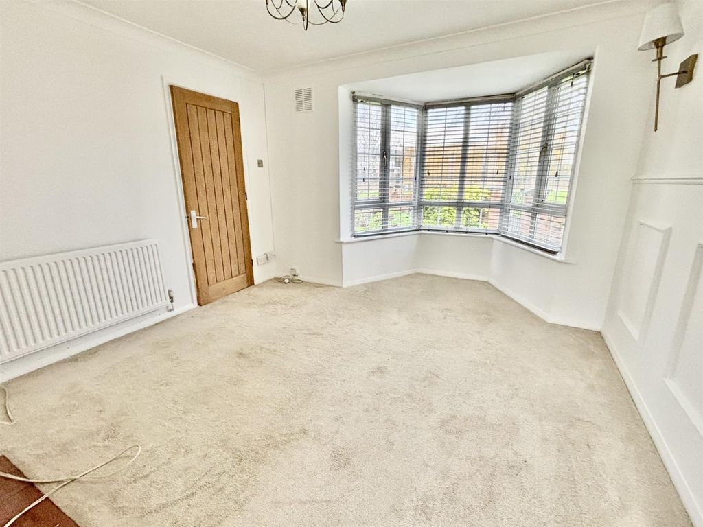 Property photo 3 of 11 Lounge