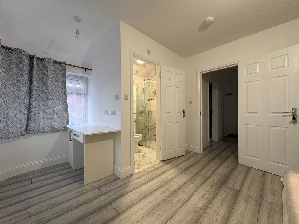 Property photo 3 of 27