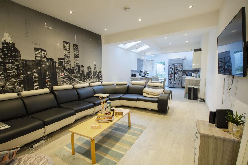Property photo 1 of 13 Approach