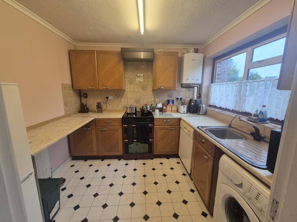 Property photo 3 of 18 Kitchen
