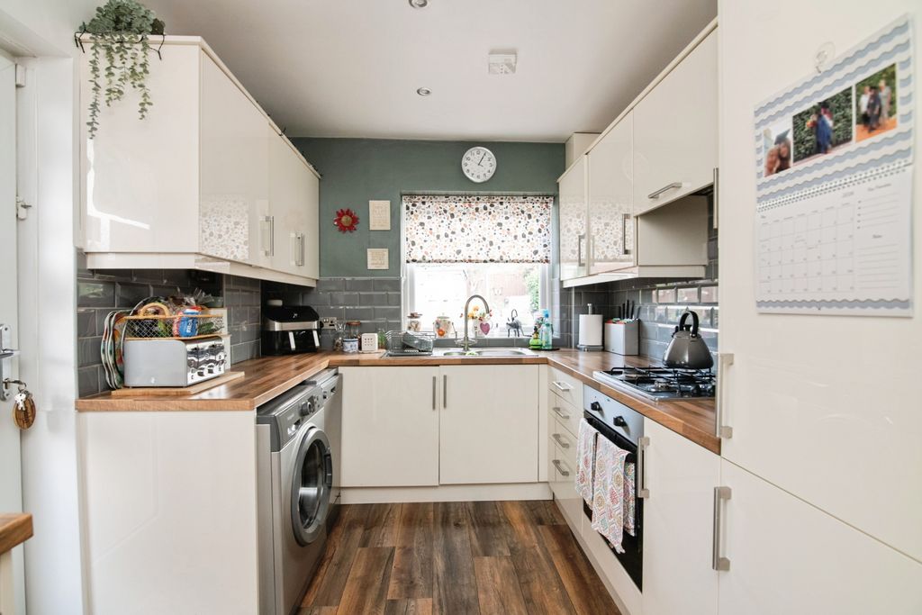 Property photo 3 of 18 Kitchen