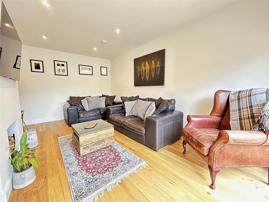 Property photo 3 of 27 Lounge