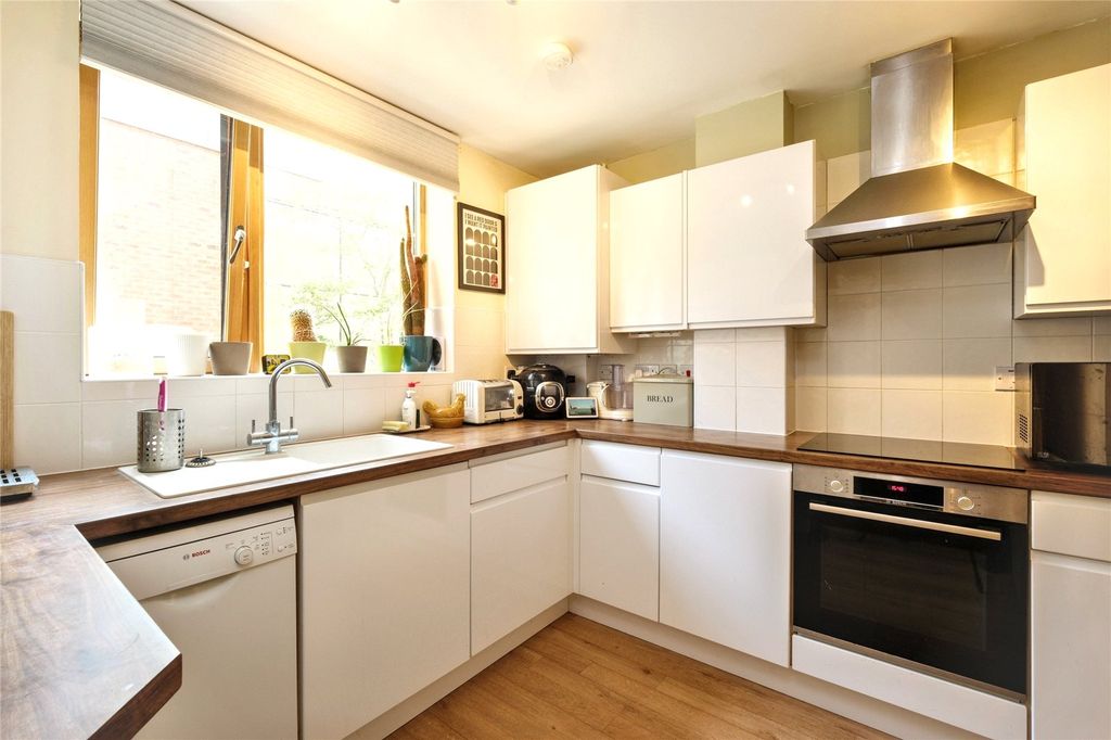 Property photo 3 of 10 Kitchen