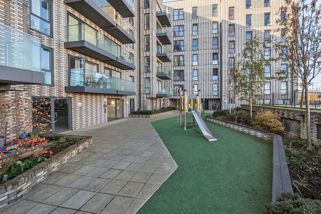 Property photo 1 of 17 External