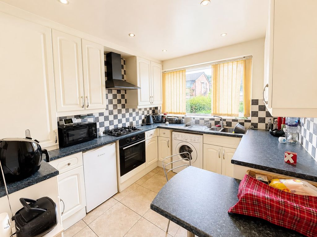 Property photo 3 of 9 Kitchen