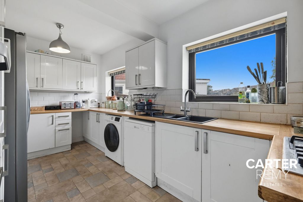 Property photo 2 of 32